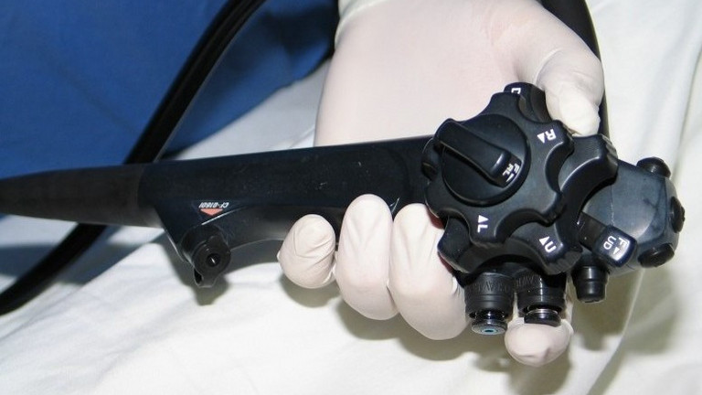 Endoskop wird von Hand gehalten - Diagnostik - Innere Medizin - Albertinen Krankenhaus in Hamburg Endoskop wird von Hand gehalten - Diagnostik - Innere Medizin - Albertinen Krankenhaus in Hamburg