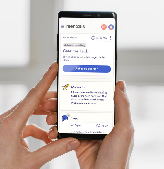 Ein in den Händen gehaltenes Smartphone mit geöffneter Mentalis-App Ein in den Händen gehaltenes Smartphone mit geöffneter Mentalis-App