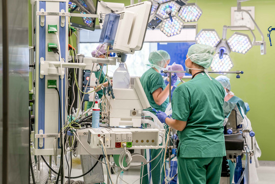 Eine medizinische Fachangestellte steht mit dem Rücken zur Kamera an einem Monitor im OP-Saal, Zentral-OP, Karriere in der Immanuel Albertinen Diakonie, Ausbildung als OTA und ATA, Stellenangebote im Albertinen Krankenhaus, Hamburg-Schnelsen