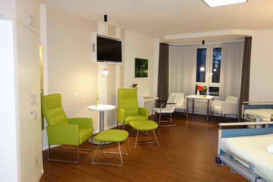 Zimmer mit Bett, Sitzecke und TV - Serviceinformation - Albertinen Krankenhaus Hamburg