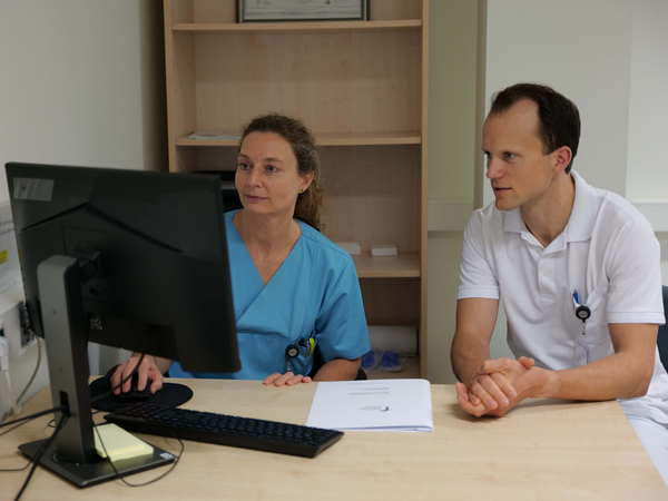 Beratungsgespräch zwischen Arzt und medizinische Fachkraft am Schreibtisch, Fachabteilung Gynäkologie, gynäkologische Onkologie, Albertinen Krankenhaus, Hamburg-Schnelsen Beratungsgespräch zwischen Arzt und medizinische Fachkraft am Schreibtisch, Fachabteilung Gynäkologie, gynäkologische Onkologie, Albertinen Krankenhaus, Hamburg-Schnelsen