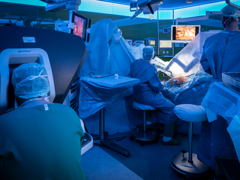 Blick in den OP - Arzt operiert mit da Vinci - Albertinen Zentrum für Albertinen Zentrum für roboterassistiertes Operieren 
