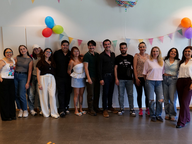 Ein Gruppenfoto internationaler Pflegefachkräfte in einem mit Luftballons bunt geschmückten Veranstaltungsraum bei der Anerkennungsfeier für internationale Pflegefachkräfte im Albertinen Krankenhaus in Hamburg. Ein Gruppenfoto internationaler Pflegefachkräfte in einem mit Luftballons bunt geschmückten Veranstaltungsraum bei der Anerkennungsfeier für internationale Pflegefachkräfte im Albertinen Krankenhaus in Hamburg.
