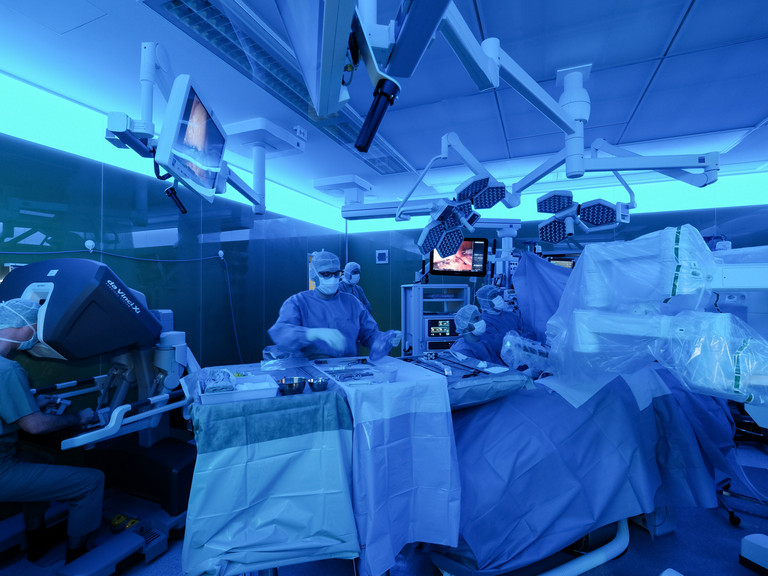 Operationssaal mit DaVinci-Operationssystem - Albertinen Zentrum für roboterassistiertes Operieren