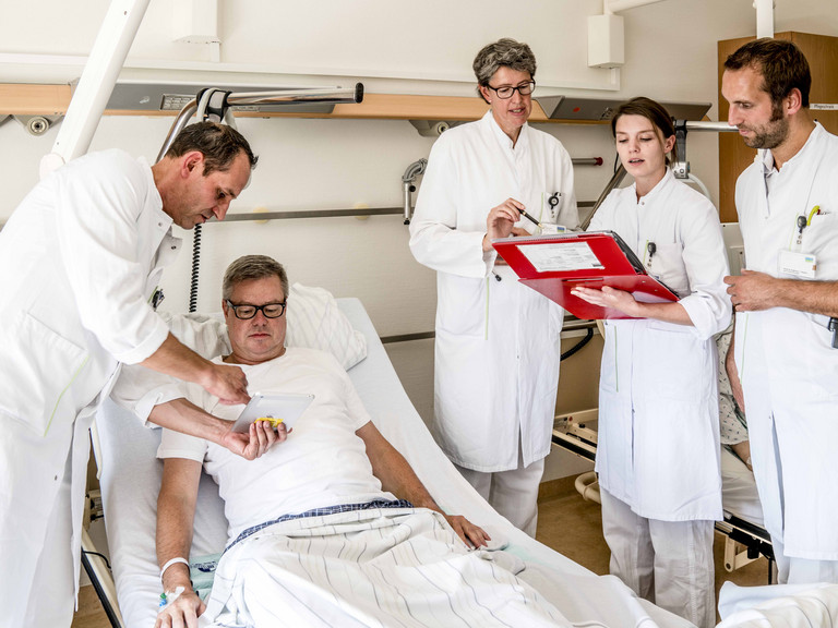 Ärzte bei der Visite - Allgemein-, Viszeral- und Tumorchirurgie - Proktologie - Diagnostik - Albertinen Krankenhaus