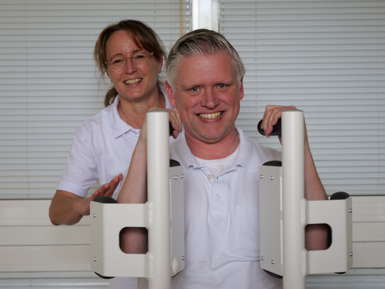 Ein Therapeut sitzt an einer speziellen Trainingsmaschine für Schulter- und Rückentraining in Begleitung einer Therapeutin bei Physikofit im Interdisziplinären Therapiezentrum für Physiotherapie im Albertinen Krankenhaus in Hamburg Ein Therapeut sitzt an einer speziellen Trainingsmaschine für Schulter- und Rückentraining in Begleitung einer Therapeutin bei Physikofit im Interdisziplinären Therapiezentrum für Physiotherapie im Albertinen Krankenhaus in Hamburg