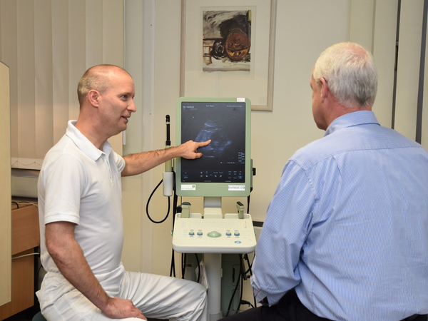 Chefarzt Zecher mit Patient - Albertinen Krankenhaus - Startseite - Abteilung Urologie & Uroonkologie Chefarzt Zecher mit Patient - Albertinen Krankenhaus - Startseite - Abteilung Urologie & Uroonkologie