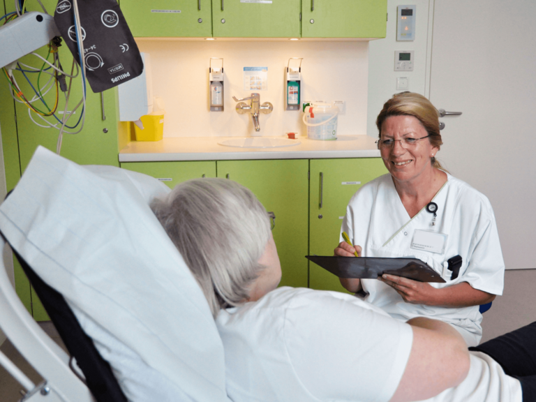 Patientin mit Pflegekraft in Patientenzimmer, Notaufnahme und AltersTraumaZentrum, Klinik für Orthopädie und Unfallchirurgie, Albertinen Krankenhaus, Hamburg-Schnelsen Patientin mit Pflegekraft in Patientenzimmer, Notaufnahme und AltersTraumaZentrum, Klinik für Orthopädie und Unfallchirurgie, Albertinen Krankenhaus, Hamburg-Schnelsen