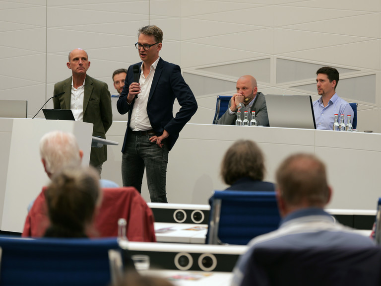 Prof. Dr. med. Karsten Sydow, Chairman Albertinen Herz- und Gefäßzentrum, spricht zum Publikum im Großen Sitzungssaal beim 3. Norderstedter Herz- und Gefäßtag im Rathaus Norderstedt. Prof. Dr. med. Karsten Sydow, Chairman Albertinen Herz- und Gefäßzentrum, spricht zum Publikum im Großen Sitzungssaal beim 3. Norderstedter Herz- und Gefäßtag im Rathaus Norderstedt.
