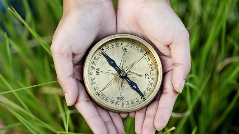 Hände halten Kompass, Klinisches Ethikkomitee, Albertinen Krankenhaus, Hamburg Hände halten Kompass, Klinisches Ethikkomitee, Albertinen Krankenhaus, Hamburg