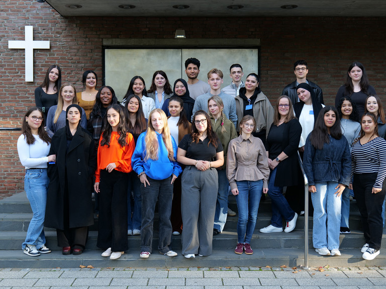 Gruppenfoto der neuen Pflege-Auszubildenden des Albertinen Krankenhauses auf einer Treppe vor dem Gebäudeeingang. Die Auszubildenden stehen in mehreren Reihen nebeneinander und blicken in die Kamera. Gruppenfoto der neuen Pflege-Auszubildenden des Albertinen Krankenhauses auf einer Treppe vor dem Gebäudeeingang. Die Auszubildenden stehen in mehreren Reihen nebeneinander und blicken in die Kamera.
