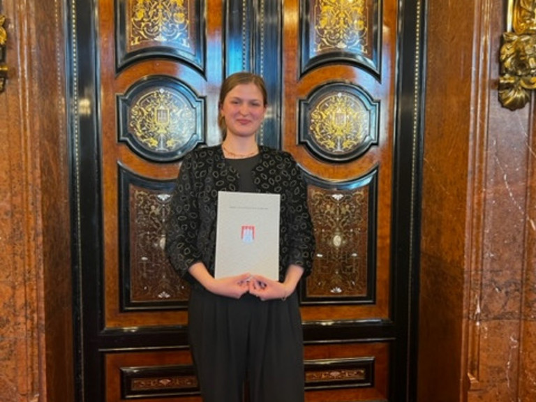 Lili Mallée mit Auszeichnung beim Empfang im Hamburger Rathaus, Albertinen Krankenhaus, Hamburg-Schnelsen