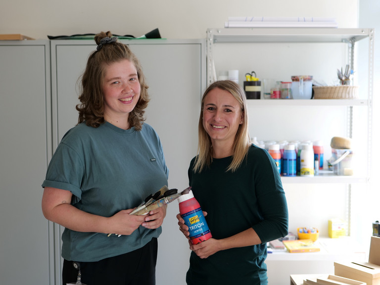 Zwei Therapeutinnen stehen in einem Therapieraum mit Maluntensilien in den Händen und blicken in die Kamera im Interdisziplinären Therapiezentrum im Albertinen Krankenhaus in Hamburg Zwei Therapeutinnen stehen in einem Therapieraum mit Maluntensilien in den Händen und blicken in die Kamera im Interdisziplinären Therapiezentrum im Albertinen Krankenhaus in Hamburg