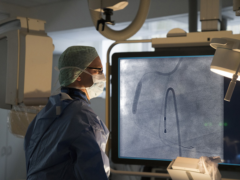 Arzt beim Prüfen eines Röntgenbildes - Kardiologie - Albertinen Krankenhaus Hamburg