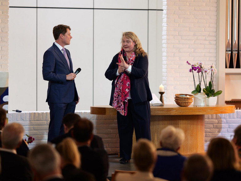 Andrea Wichmann im Gespräch mit Dr. Thorsten Minuth beim Festgottesdienst zum 119. Albertinen-Jahresfest der Immanuel Albertinen Diakonie. Andrea Wichmann im Gespräch mit Dr. Thorsten Minuth beim Festgottesdienst zum 119. Albertinen-Jahresfest der Immanuel Albertinen Diakonie.