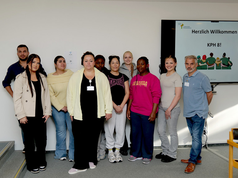 Acht Auszubildende der Krankenpflegehilfe starten gemeinsam mit Pflegedirektor Alberto Correia und den Praxisanleitenden in ihren ersten Praxiseinsatz im Albertinen Krankenhaus. Acht Auszubildende der Krankenpflegehilfe starten gemeinsam mit Pflegedirektor Alberto Correia und den Praxisanleitenden in ihren ersten Praxiseinsatz im Albertinen Krankenhaus.