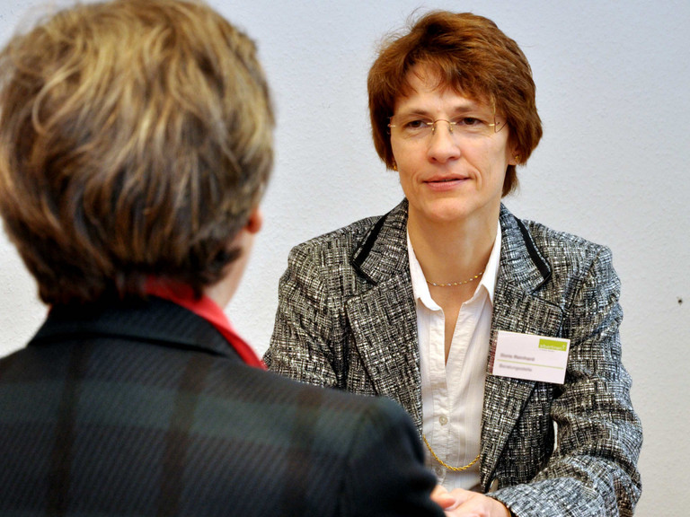 Demenzberaterin im Gespräch mit einer Frau - Angebote für Menschen mit Demenz im Max Herz Haus - Pflegeangebote - Albertinen Haus in Hamburg