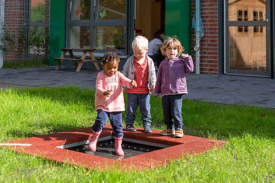 Kinder springen auf Trampolin im Aussenbereich, Albertinen Kindertagesstätte Schnelsen, Hamburg