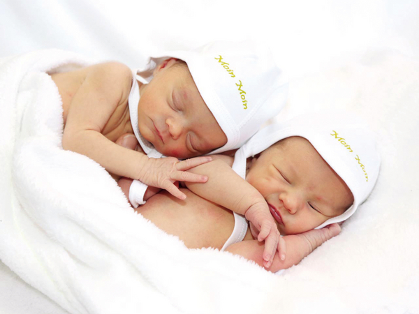 Zwei Neugeborene schlafend - Albertinen Geburtszentrum