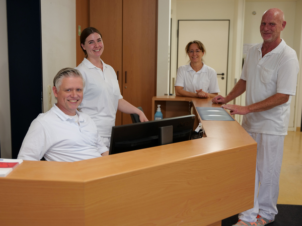 Mehrere Therapeutinnen und Therapeuten in weißer Funktionskleidung stehen am Empfangstresen bei Physikofit für Physiotherapie im Interdisziplinären Therapiezentrum im Albertinen Krankenhaus in Hamburg und blicken in die Kamera Mehrere Therapeutinnen und Therapeuten in weißer Funktionskleidung stehen am Empfangstresen bei Physikofit für Physiotherapie im Interdisziplinären Therapiezentrum im Albertinen Krankenhaus in Hamburg und blicken in die Kamera