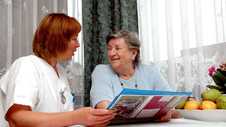 Pflegerin im Gespräch mit einer Seniorin - Albertinen Haus in Hamburg