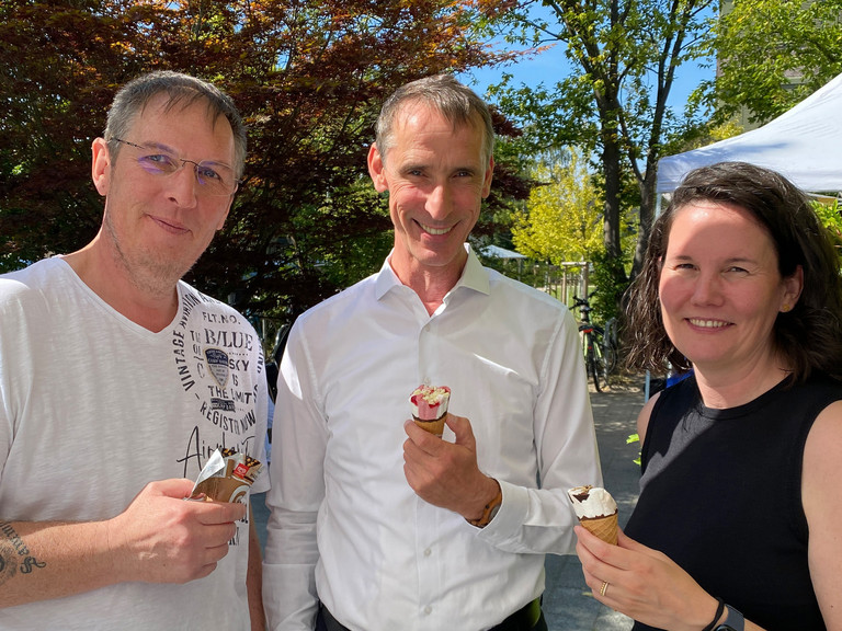 Drei Mitarbeitende des Albertinen Krankenhauses genießen bei „Let’s have lunch“ gemeinsam ein Eis in der Sonne. Drei Mitarbeitende des Albertinen Krankenhauses genießen bei „Let’s have lunch“ gemeinsam ein Eis in der Sonne.