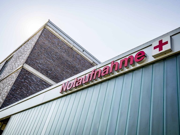 Außenansicht Gebäude mit Schriftzug Notaufnahme, Klinik für Orthopädie und Unfallchirurgie, Albertinen Krankenhaus, Hamburg-Schnelsen Außenansicht Gebäude mit Schriftzug Notaufnahme, Klinik für Orthopädie und Unfallchirurgie, Albertinen Krankenhaus, Hamburg-Schnelsen