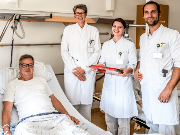 Visite beim Patienten - Allgemein-, Viszeral- und Tumorchirurgie - Albertinen Krankenhaus Visite beim Patienten - Allgemein-, Viszeral- und Tumorchirurgie - Albertinen Krankenhaus