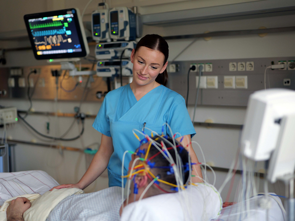 Pflegefachkraft mit Patient bei einem EEG in der Klinik für Neurologie & Neurologische Frührehabiliation im Albertinen Krankenhaus Hamburg-Schnelsen
