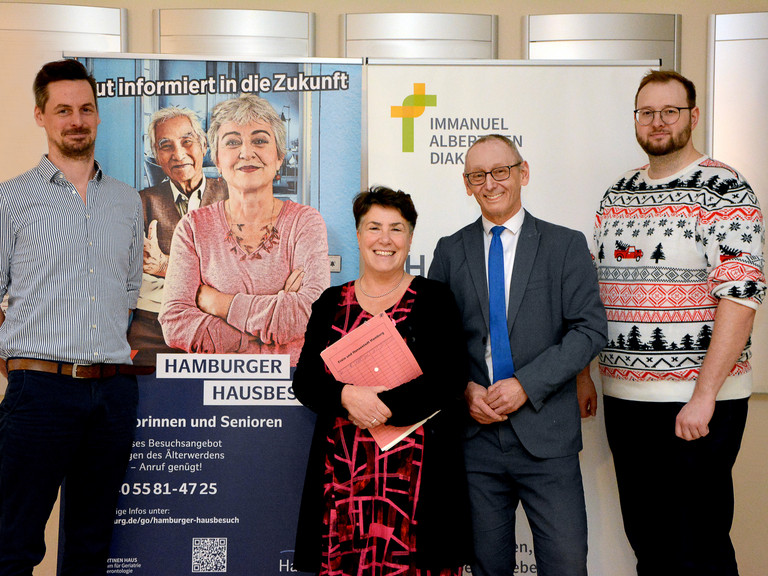 von links: Benjamin Rink, Leiter Fachstelle Hamburger Hausbesuch für Seniorinnen und Senioren, Ulrike Warlimont, Fachreferentin Fachabteilung Senioren und Pflege in der Sozialbehörde, Ralf Zastrau, Geschäftsführer im Albertinen Haus, Marcel Wendt, Stellvertretender Leiter Fachstelle Hamburger Hausbesuch von links: Benjamin Rink, Leiter Fachstelle Hamburger Hausbesuch für Seniorinnen und Senioren, Ulrike Warlimont, Fachreferentin Fachabteilung Senioren und Pflege in der Sozialbehörde, Ralf Zastrau, Geschäftsführer im Albertinen Haus, Marcel Wendt, Stellvertretender Leiter Fachstelle Hamburger Hausbesuch