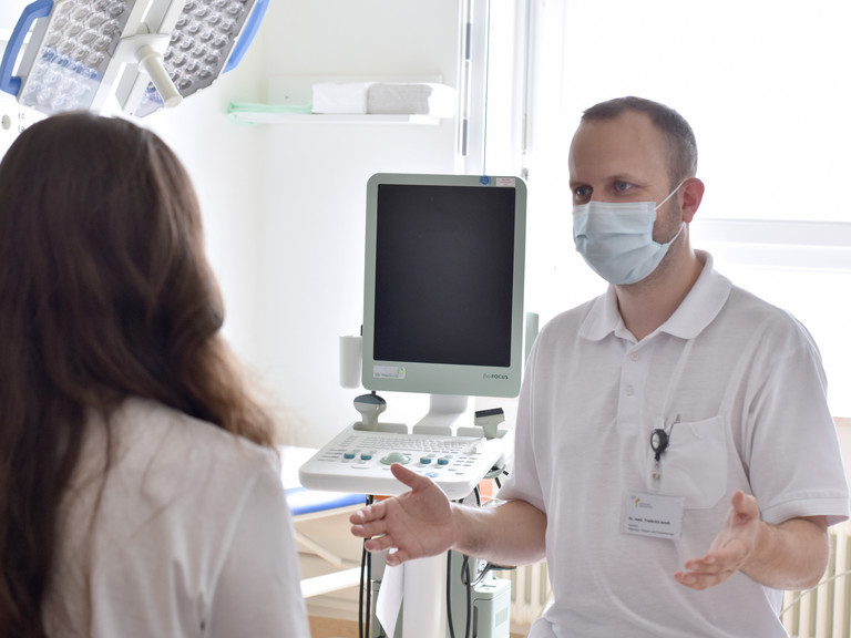 Arzt beim Aufklärungsgespräch - Allgemein-, Viszeral- und Tumorchirurgie - Proktologie - Perianal-/Analabzess - Albertinen Krankenhaus Arzt beim Aufklärungsgespräch - Allgemein-, Viszeral- und Tumorchirurgie - Proktologie - Perianal-/Analabzess - Albertinen Krankenhaus