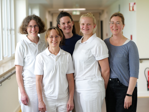 Dr. phil. Wiebke Kluth, Stella Hansen-Buck, Sabine Bösl, Greta Teitge und Ulrike Strahl stehen für ein Gruppenbild des Leitungsteams Interdisziplinäres Therapiezentrum im Albertinen Krankenhaus Hamburg nebeneinander Dr. phil. Wiebke Kluth, Stella Hansen-Buck, Sabine Bösl, Greta Teitge und Ulrike Strahl stehen für ein Gruppenbild des Leitungsteams Interdisziplinäres Therapiezentrum im Albertinen Krankenhaus Hamburg nebeneinander