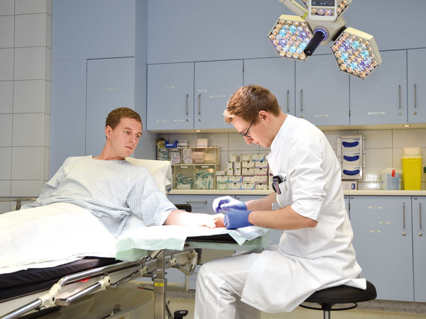 Behandlung eines Patienten - Albertinen Krankenhaus - Abteilung Unfallchirurgie - Standort Hamburg Behandlung eines Patienten - Albertinen Krankenhaus - Abteilung Unfallchirurgie - Standort Hamburg