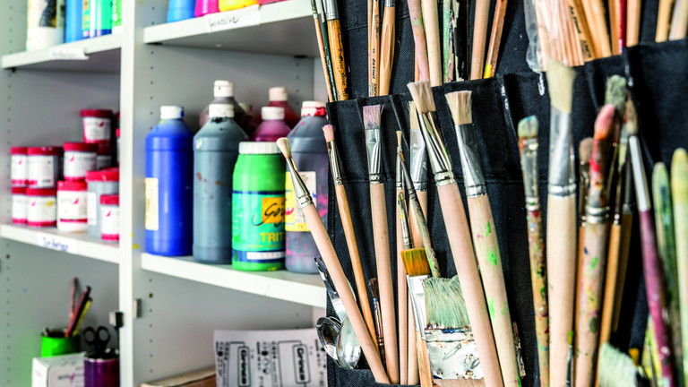 Pinsel und Farben in Regal - Kunsttherapie -Abteilung Psychiatrie und Psychotherapie - Albertinen Krankenhaus Hamburg Pinsel und Farben in Regal - Kunsttherapie -Abteilung Psychiatrie und Psychotherapie - Albertinen Krankenhaus Hamburg