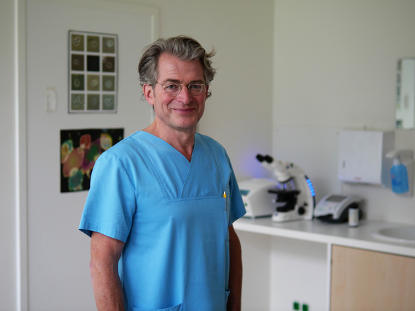 Halbporträt Dr. Janneck im Besprechungszimmer, Leitender Arzt Allgemeine Innere Medizin und Nephrologie, Albertinen Krankenhaus, Hamburg-Schnelsen Halbporträt Dr. Janneck im Besprechungszimmer, Leitender Arzt Allgemeine Innere Medizin und Nephrologie, Albertinen Krankenhaus, Hamburg-Schnelsen