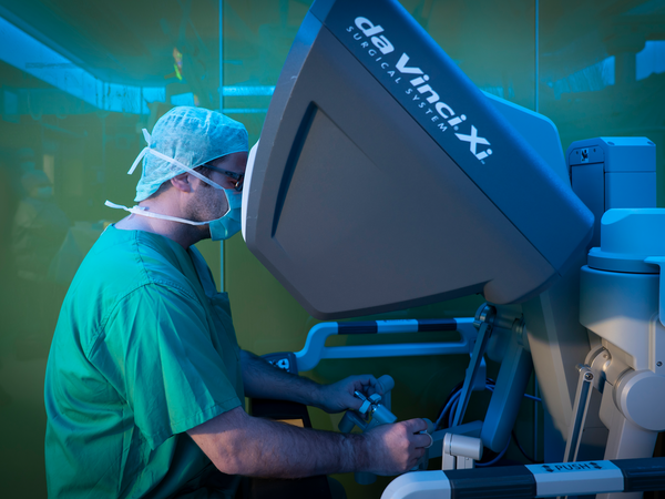 Operateur sitzt an Konsole Operationssystem da Vinci, Albertinen Zentrum für roboterassistiertes Operieren, Albertinen Krankenhaus, Hamburg Operateur sitzt an Konsole Operationssystem da Vinci, Albertinen Zentrum für roboterassistiertes Operieren, Albertinen Krankenhaus, Hamburg