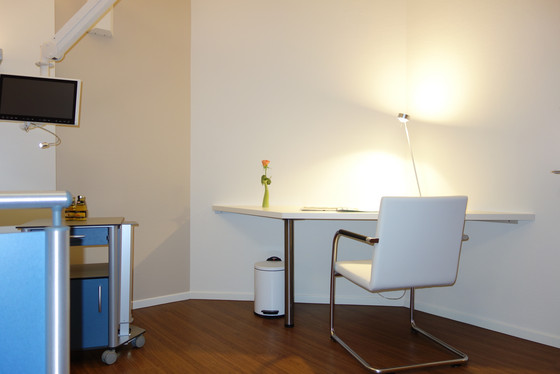 Schreibtisch mit Lampe - Komfort- Albertinen Krankenhaus Hamburg