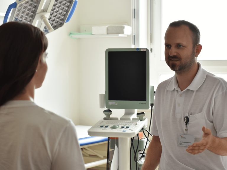 Gespräch mit Patientin, Patientenaufklärung Proktologie, Allgemein-, Viszeral- und Tumorchirurgie, Albertinen Krankenhaus, Hamburg-Schnelsen Gespräch mit Patientin, Patientenaufklärung Proktologie, Allgemein-, Viszeral- und Tumorchirurgie, Albertinen Krankenhaus, Hamburg-Schnelsen