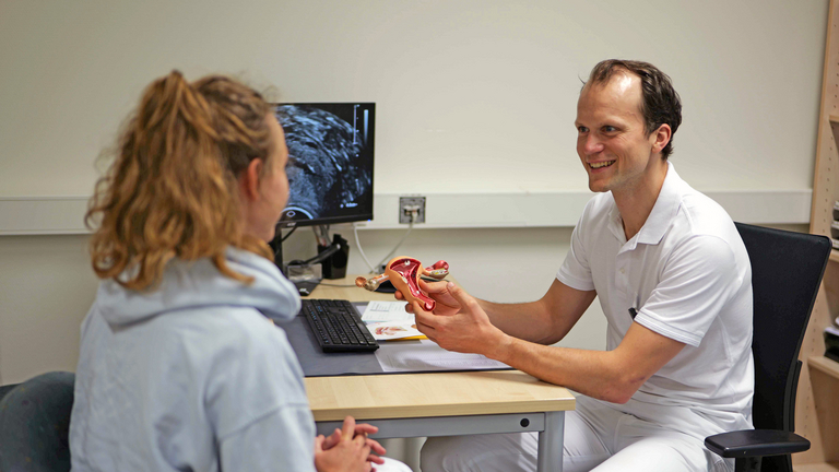 Professor Klapdor, Chefarzt Gynäkologie und Geburtshilfe, im Gespräch mit einer Patientin, Endometriose, Behandlung, Leistungsspektrum, Gynäkologie, Albertinen Krankenhaus Professor Klapdor, Chefarzt Gynäkologie und Geburtshilfe, im Gespräch mit einer Patientin, Endometriose, Behandlung, Leistungsspektrum, Gynäkologie, Albertinen Krankenhaus