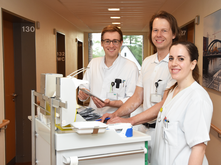 Team auf Station bei Patientenvisite, Klinik für Orthopädie und Unfallchirurgie, Albertinen Krankenhaus, Hamburg-Schnelsen
