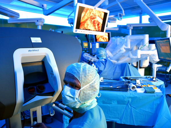 Operateur an Konsole Operationssystem DaVinci X in Operationssaal, Allgemein-, Viszeral- und Tumorchirurgie, Albertinen Krankenhaus, Hamburg-Schnelsen Operateur an Konsole Operationssystem DaVinci X in Operationssaal, Allgemein-, Viszeral- und Tumorchirurgie, Albertinen Krankenhaus, Hamburg-Schnelsen