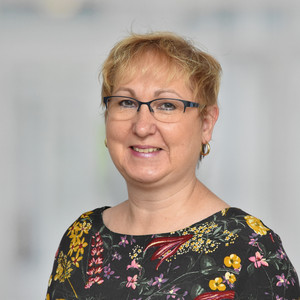 Poträt Renate Benthe-Daniel, Sekretariat des Chefarztes Psychiatrie & Psychotherapie und Auskunft Selbsthilfegruppen - Albertinen Krankenhaus