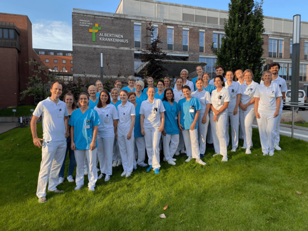 Teamfoto der Klinik für Gynäkologie und Geburtshilfe mit Chefarzt Prof. Klapdor vor dem Krankenhausgebäude des Albertinen Krankenhauses in Hamburg-Schnelsen Teamfoto der Klinik für Gynäkologie und Geburtshilfe mit Chefarzt Prof. Klapdor vor dem Krankenhausgebäude des Albertinen Krankenhauses in Hamburg-Schnelsen