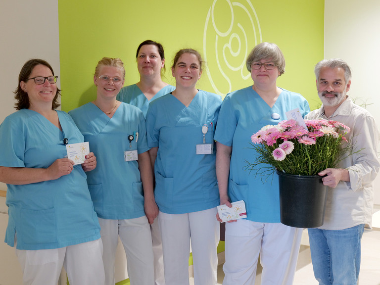Hebammenteam des Albertinen Krankenhauses in Hamburg-Schnelsen zum Internationalen Hebammentag mit Blumenstrauß und Dankeskarten Hebammenteam des Albertinen Krankenhauses in Hamburg-Schnelsen zum Internationalen Hebammentag mit Blumenstrauß und Dankeskarten