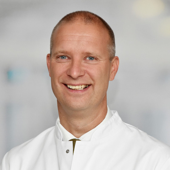 Portrait Dr. med. Henrik Zecha, Chefarzt Urologie und Uroonkologie, Movember, Männervorsorge, Kampagne für Männergesundheit, Albertinen Krankenhaus, Hamburg-Schnelsen Portrait Dr. med. Henrik Zecha, Chefarzt Urologie und Uroonkologie, Movember, Männervorsorge, Kampagne für Männergesundheit, Albertinen Krankenhaus, Hamburg-Schnelsen