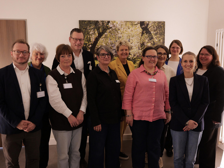 Gruppenfoto bei der Einweihung des neuen Abschiedsraums im Albertinen Krankenhaus in Hamburg: Mitarbeitende und Verantwortliche aus Pflege, Seelsorge und Klinikleitung stehen gemeinsam im neu gestalteten Raum. Gruppenfoto bei der Einweihung des neuen Abschiedsraums im Albertinen Krankenhaus in Hamburg: Mitarbeitende und Verantwortliche aus Pflege, Seelsorge und Klinikleitung stehen gemeinsam im neu gestalteten Raum.