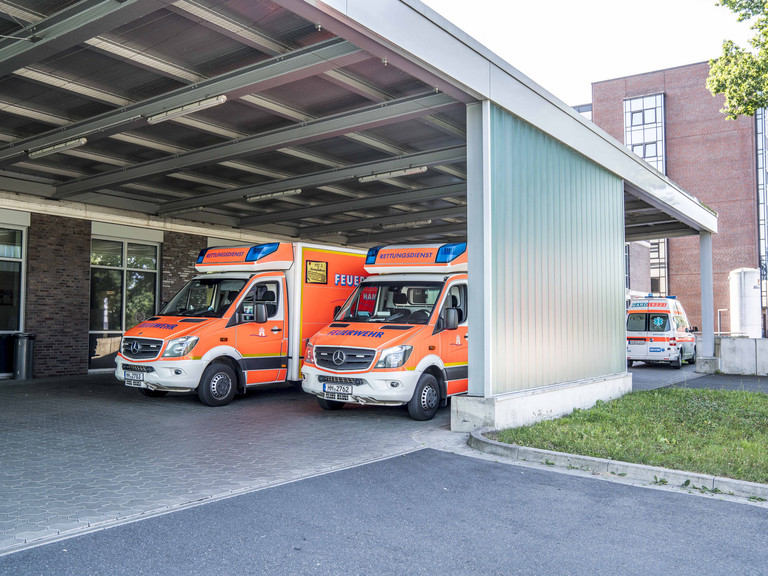 Zwei Krankenwagen stehen nebeneinander vor der Notaufnahme, Zentrale Notaufnahme im Albertinen Krankenhaus Hamburg-Schnelsen, Medizinischer Notfall, Immanuel Albertinen Diakonie