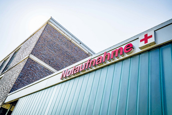 Der rote Schriftzug Notaufnahme mit einem stilisierten roten Kreuz auf einem Gebäudeteil der Einfahrt zur Zentralen Notaufnahme des Albertinen Krankenhauses in Hamburg-Schnelsen Der rote Schriftzug Notaufnahme mit einem stilisierten roten Kreuz auf einem Gebäudeteil der Einfahrt zur Zentralen Notaufnahme des Albertinen Krankenhauses in Hamburg-Schnelsen