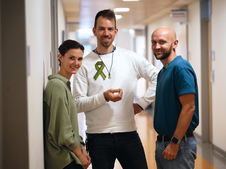 Das Team der Klinik für Psychiatrie und Psychotherapie im Albertinen Krankenhaus setzt mit der „Grünen Schleife“ ein Zeichen für Solidarität mit psychisch Erkrankten.