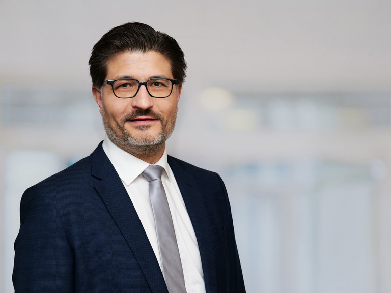 Portraitfoto von Prof. Dr. Peter Bannas, Chefarzt, Klinik für Diagnostische und Interventionelle Radiologie im Albertinen Krankenhaus in Hamburg und stellvertretender Leiter Immanuel Albertinen Zentrum für Radiologie. Portraitfoto von Prof. Dr. Peter Bannas, Chefarzt, Klinik für Diagnostische und Interventionelle Radiologie im Albertinen Krankenhaus in Hamburg und stellvertretender Leiter Immanuel Albertinen Zentrum für Radiologie.